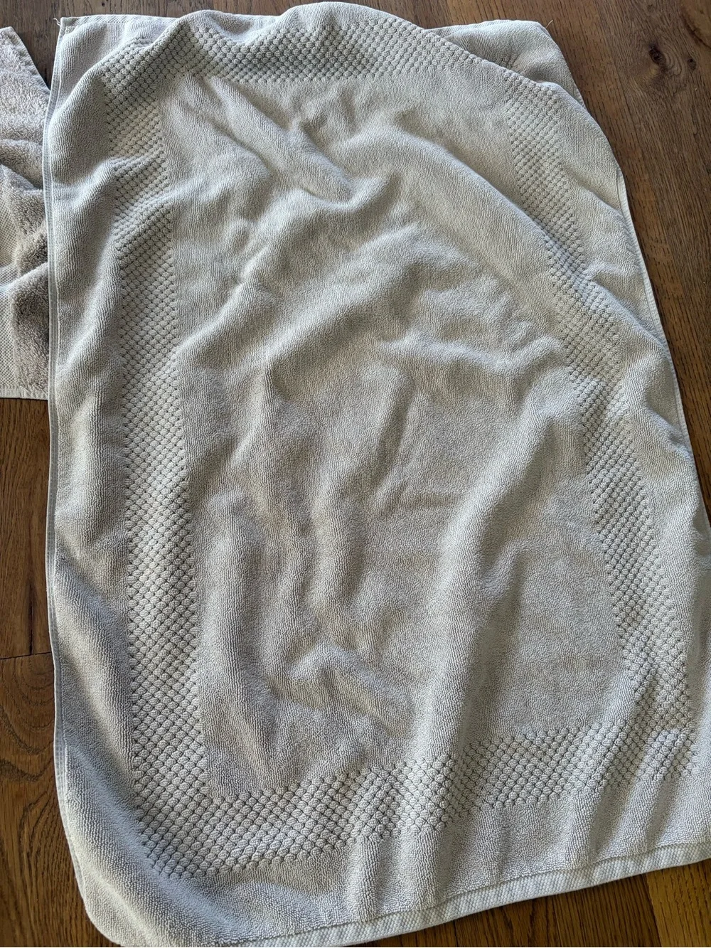 Matouk light gray Bath Mat 2 hand towels, and 2 washcloths